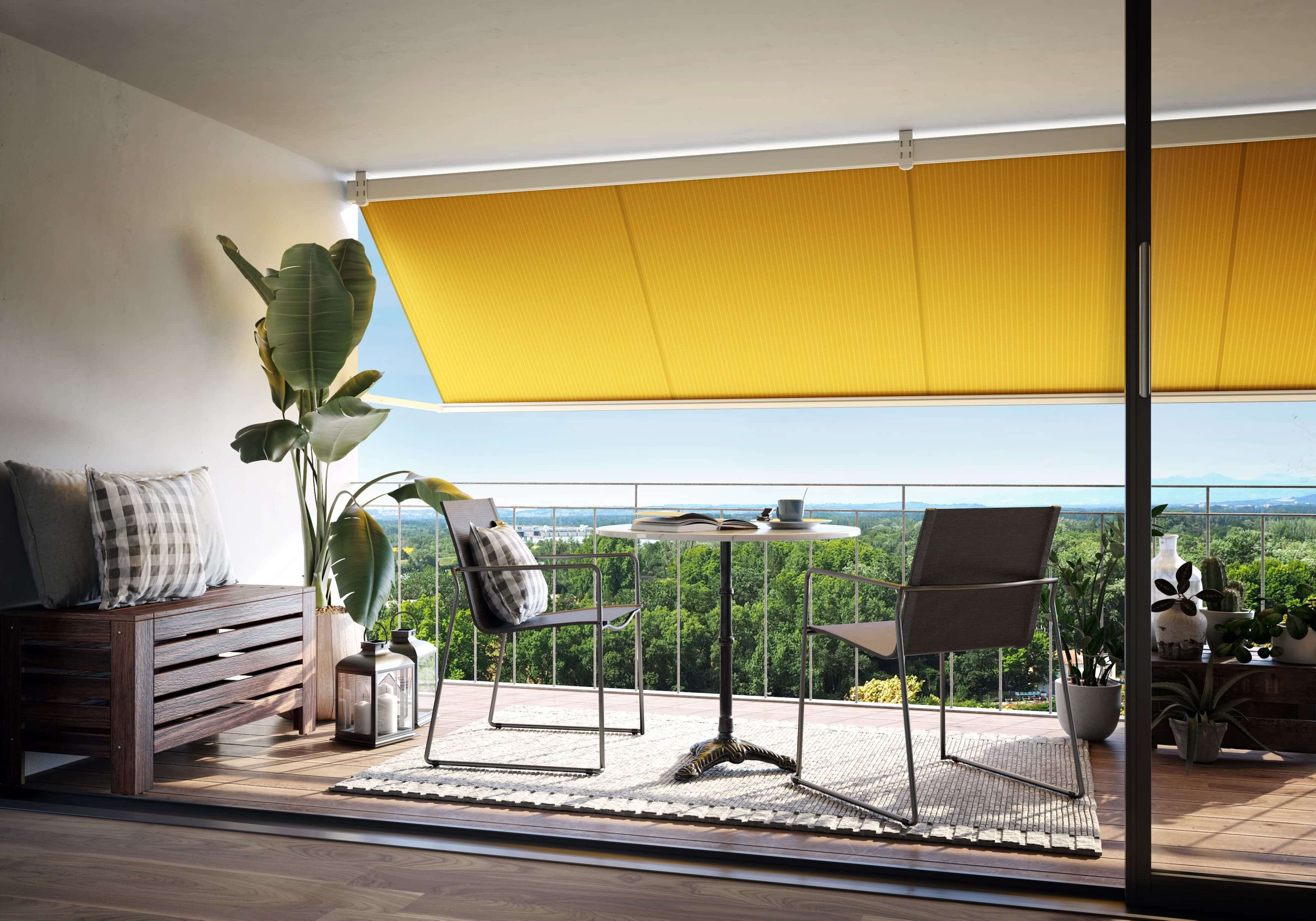 Gelbe Fallarmmarkise in einer Balkonnische montiert. Balkon möbliert mit Gartenmöbel und schönem Ausblick.