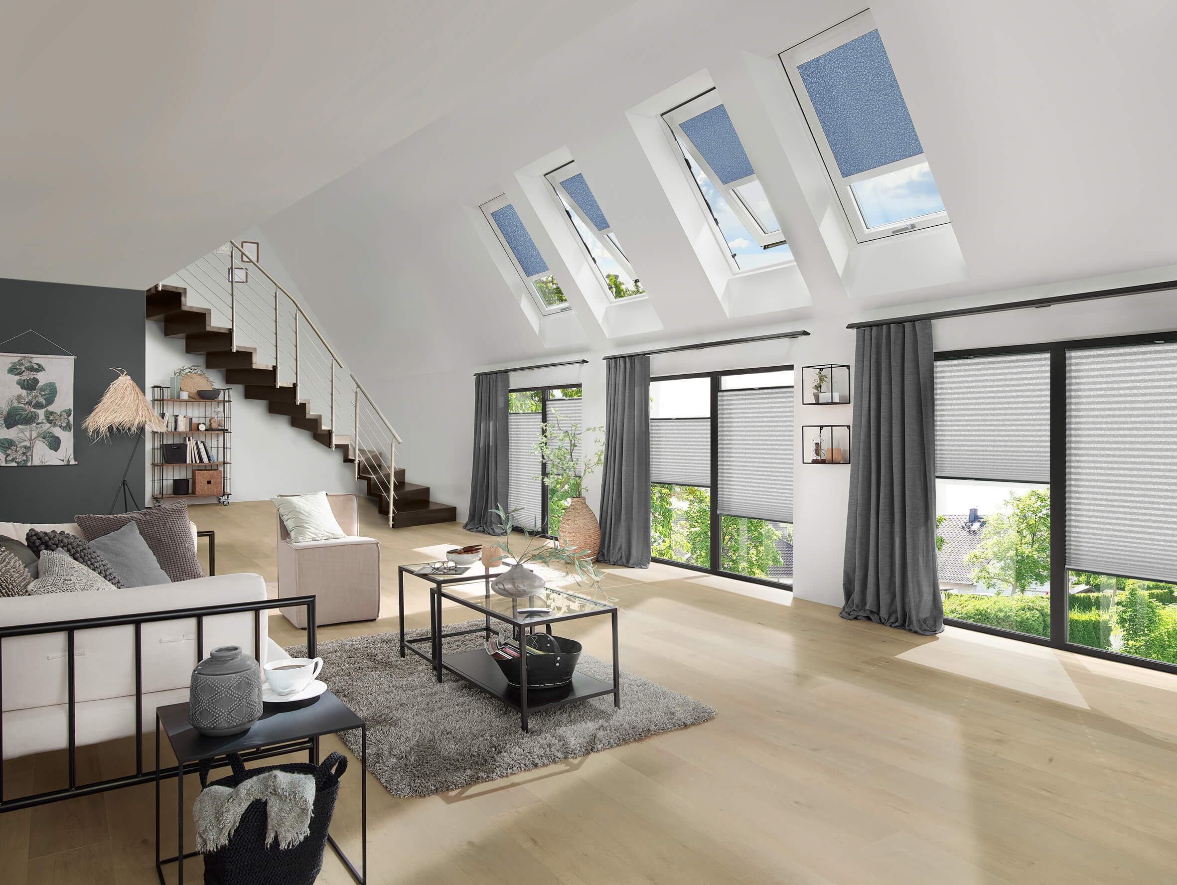 Loft Wohnung mit mehreren Fenstern, an denen Plissees montiert sind.