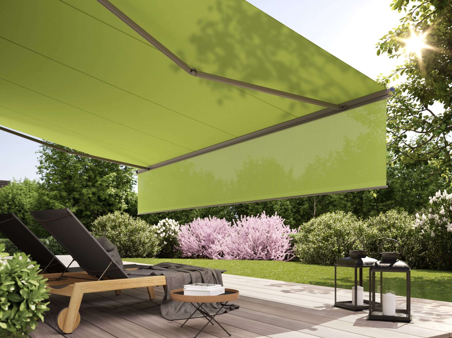 Terrasse mit ausgefahrene Markise. Der ausgefahrene Schatten plus der Markise erweitert den Schattenbereich. Die Markise ist grau mit einem grünen Tuch.