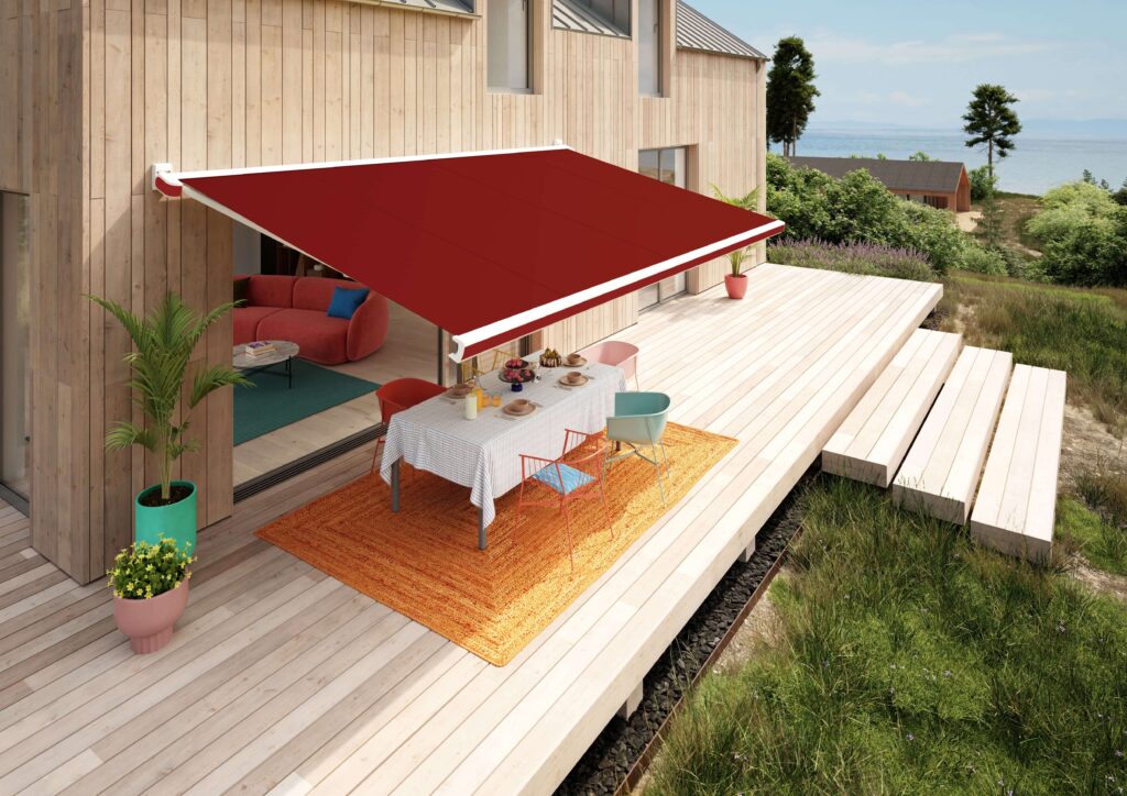 Terrasse mit einer roten Markise