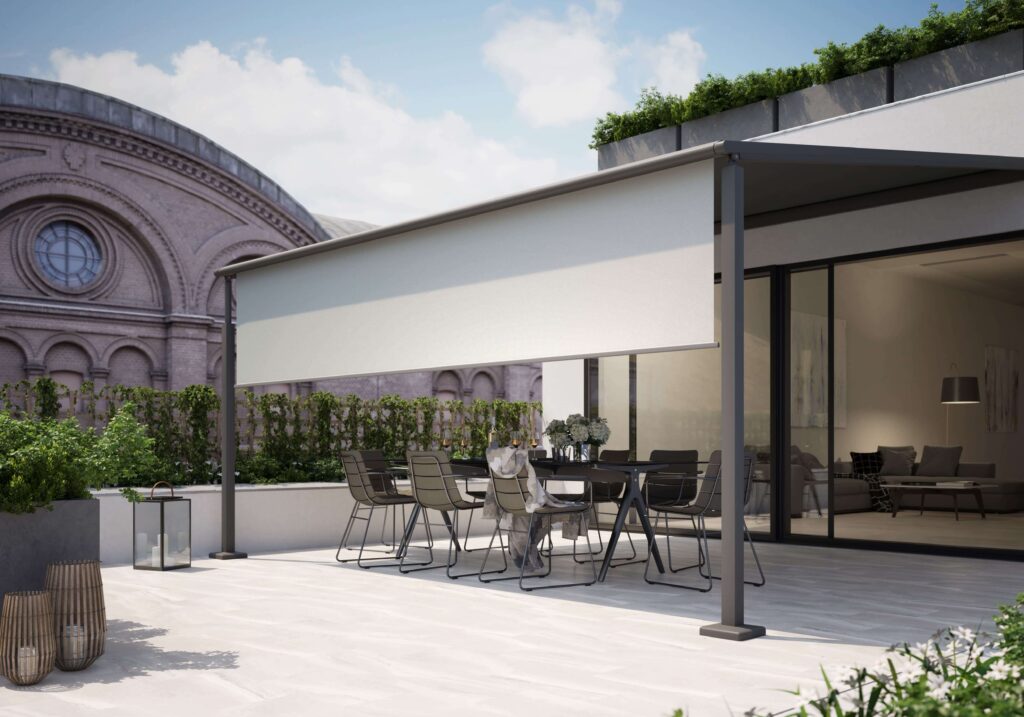 Dachterrasse mit einer Pergola Markise. An der Pergola Markise ist der Schatten plus zur Hälfte ausgefahren, so dass der Schattenbereich sich erweitert und die Möbel da drunter in den Schatten stellt.