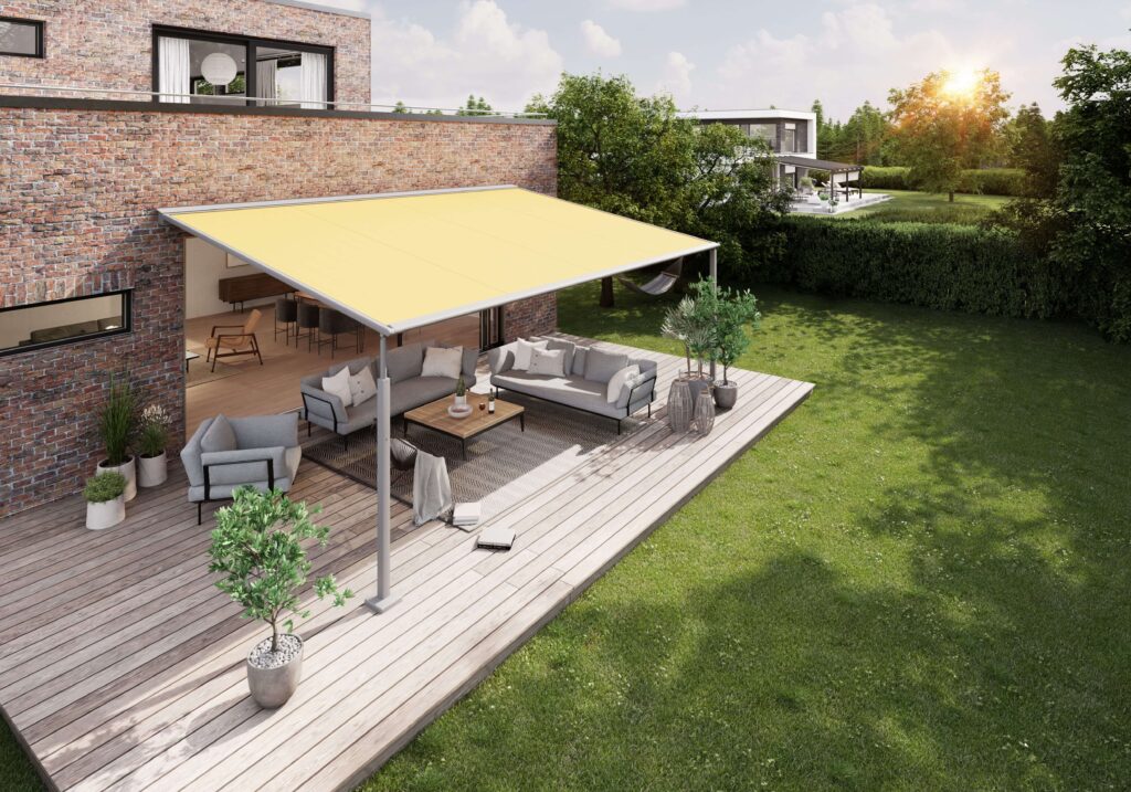 Terrasse eines Einfamilienhauses mit einer ausgefahrenen Pergola Markise.