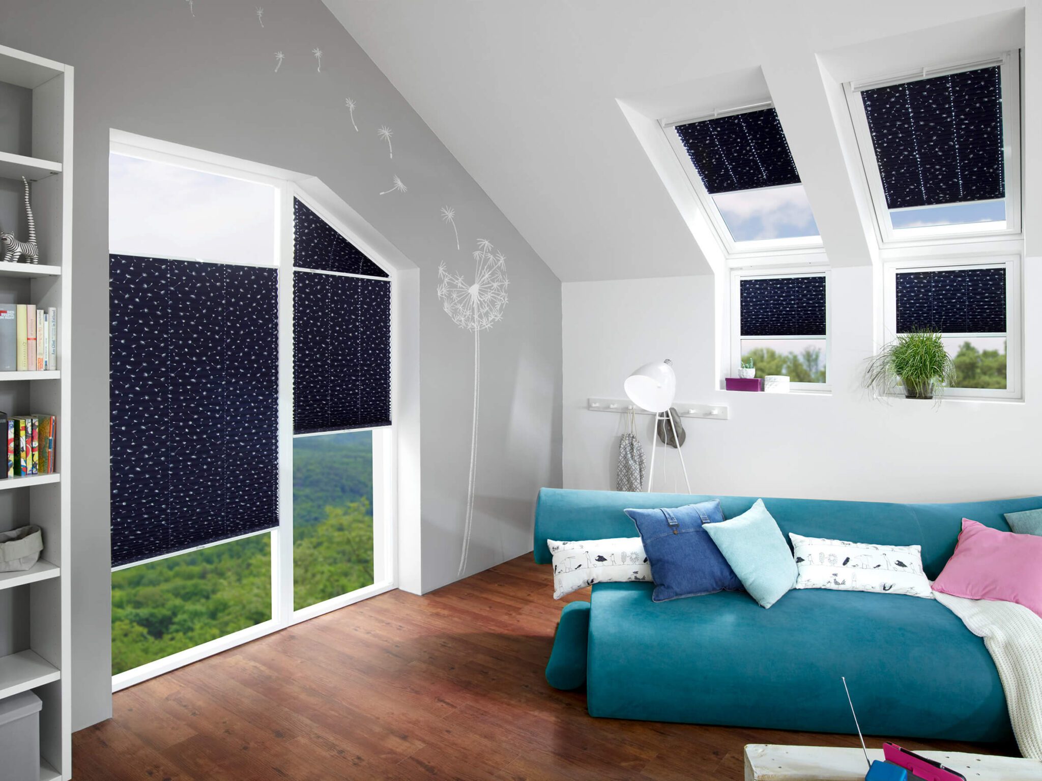 Kinderzimmer mit Dachfenster und Schrägfenster. An allen Fenster sind Plissees montiert. Die Plissees sind dunkelblau und haben Sonderformen.