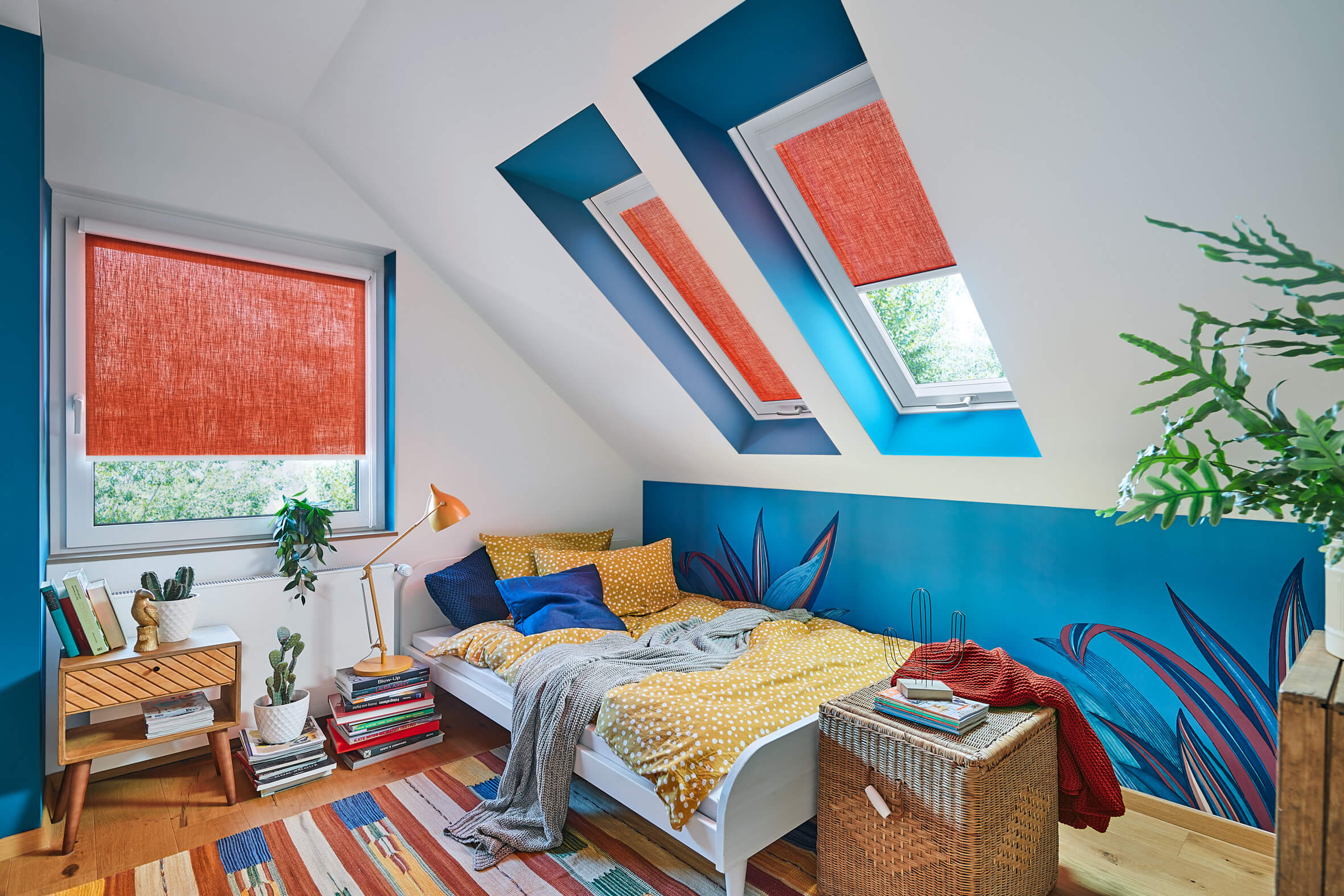 Kinderzimmer mit drei Fenstern, an denen orangene Rollos montiert wurden.