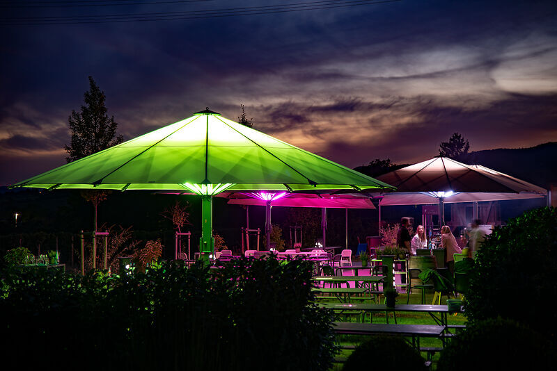 Sonnenschirme, die abends mit LED Beleuchtung strahlen