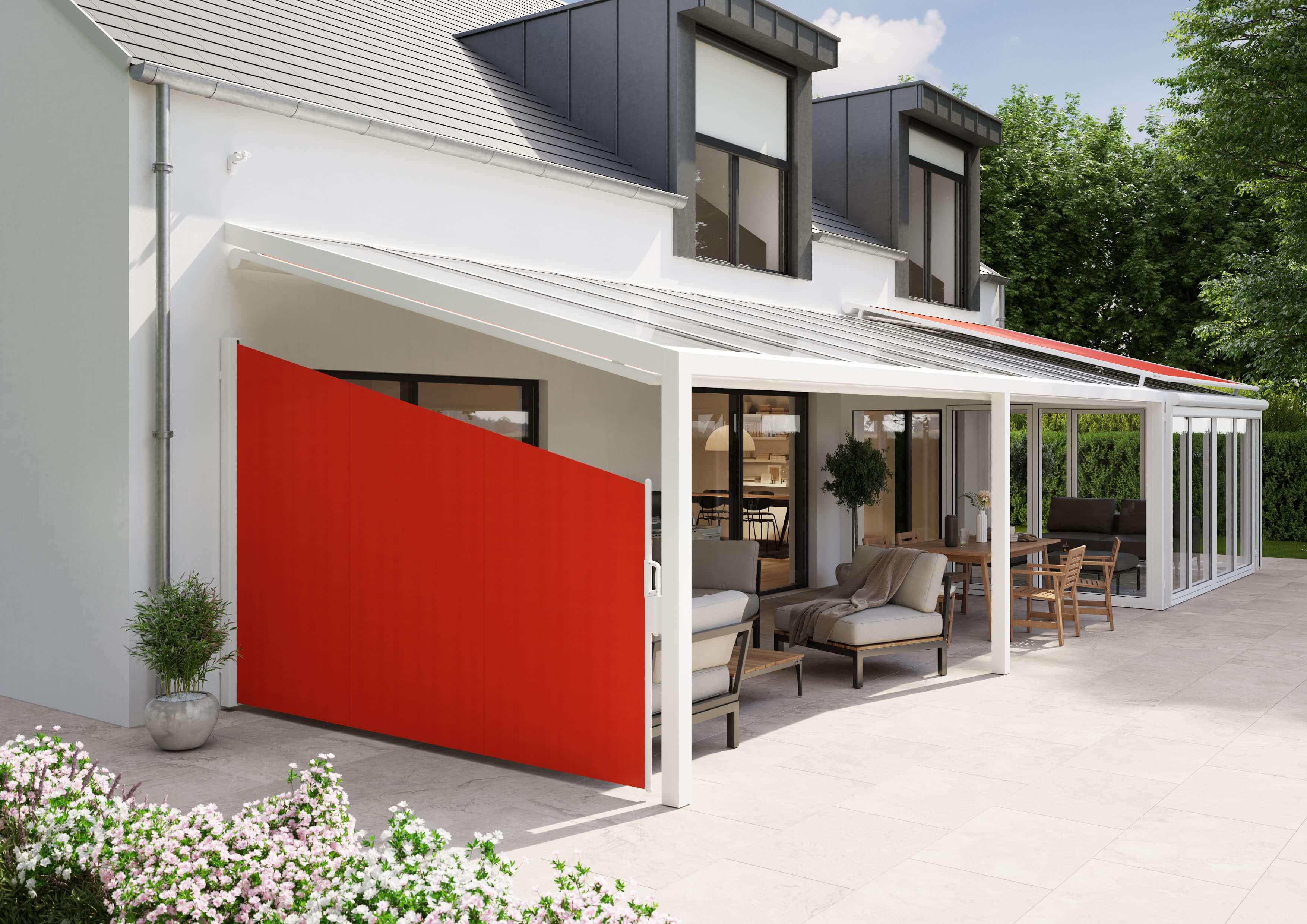 Rote Seitenmarkise an einer Terrasse mit Terrassenüberdachung