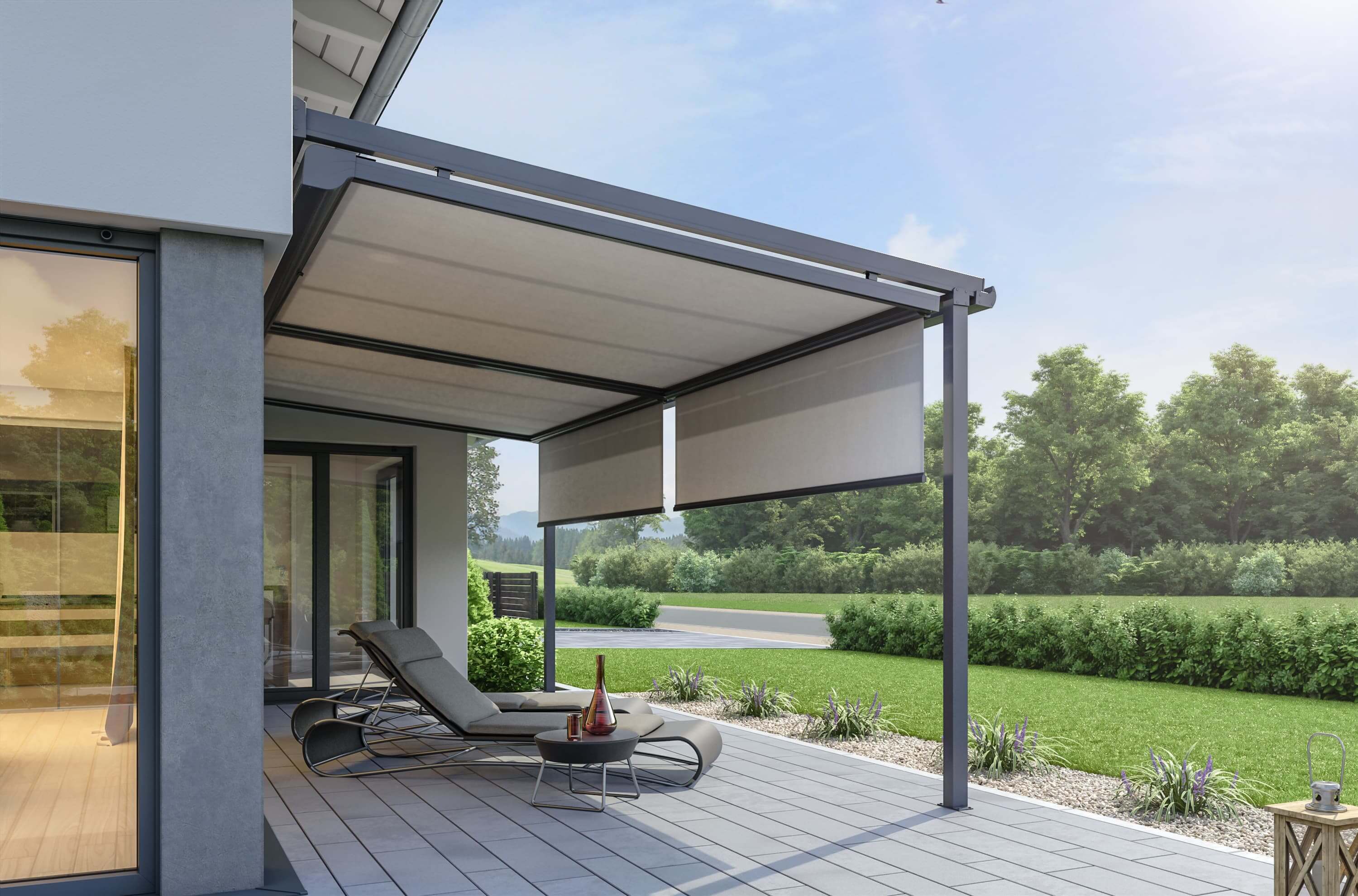 Terrasse eines Einfamilienhauses mit einem Terrassendach. Die Unterglasmarkise ist ausgefahren und beschattet die Terrasse. Der Schatten Plus ist runtergefahren, um den Schattenbereich zu erweitern.