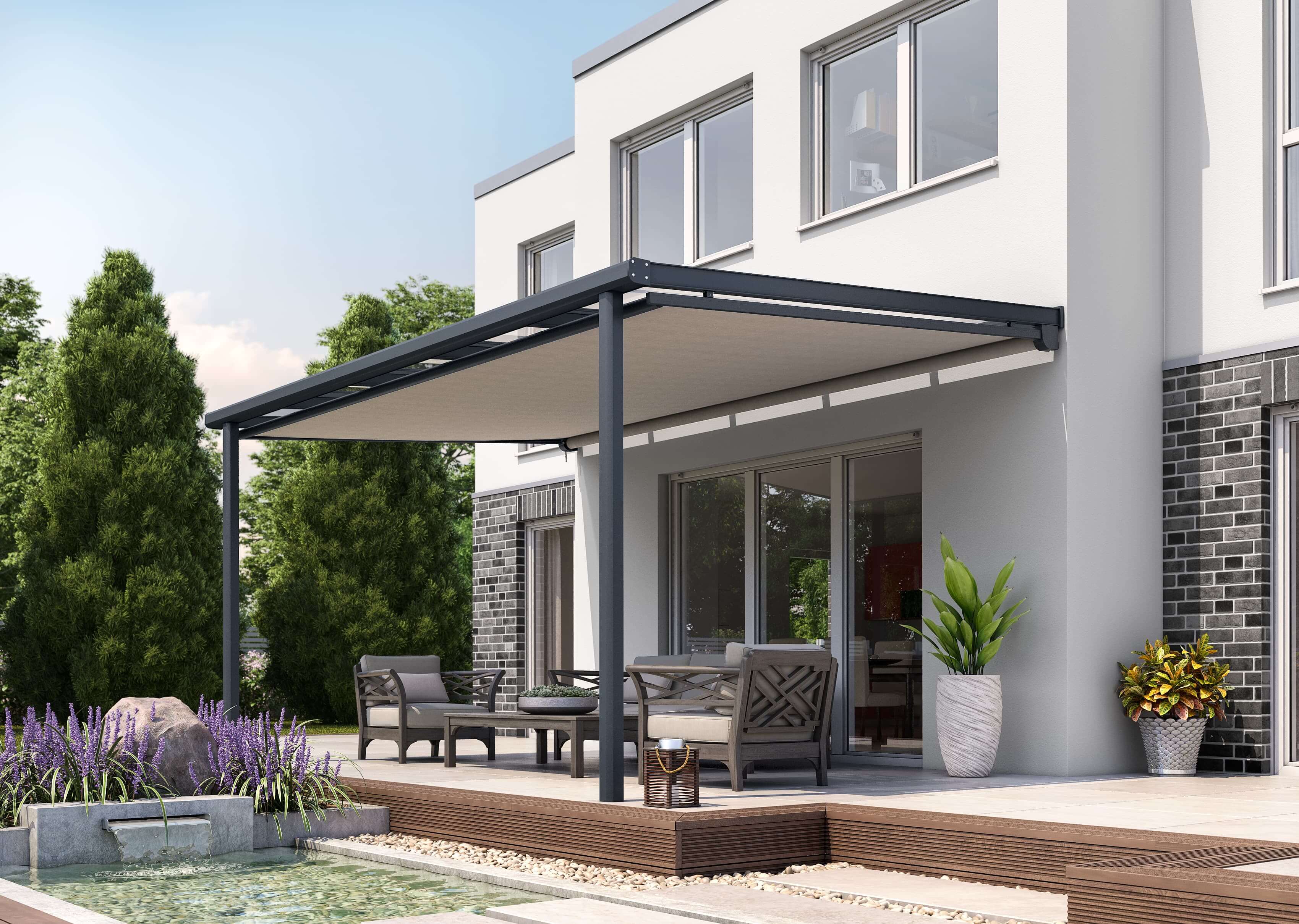 Terrasse mit einem Terrassendach und einer Unterglasmarkise