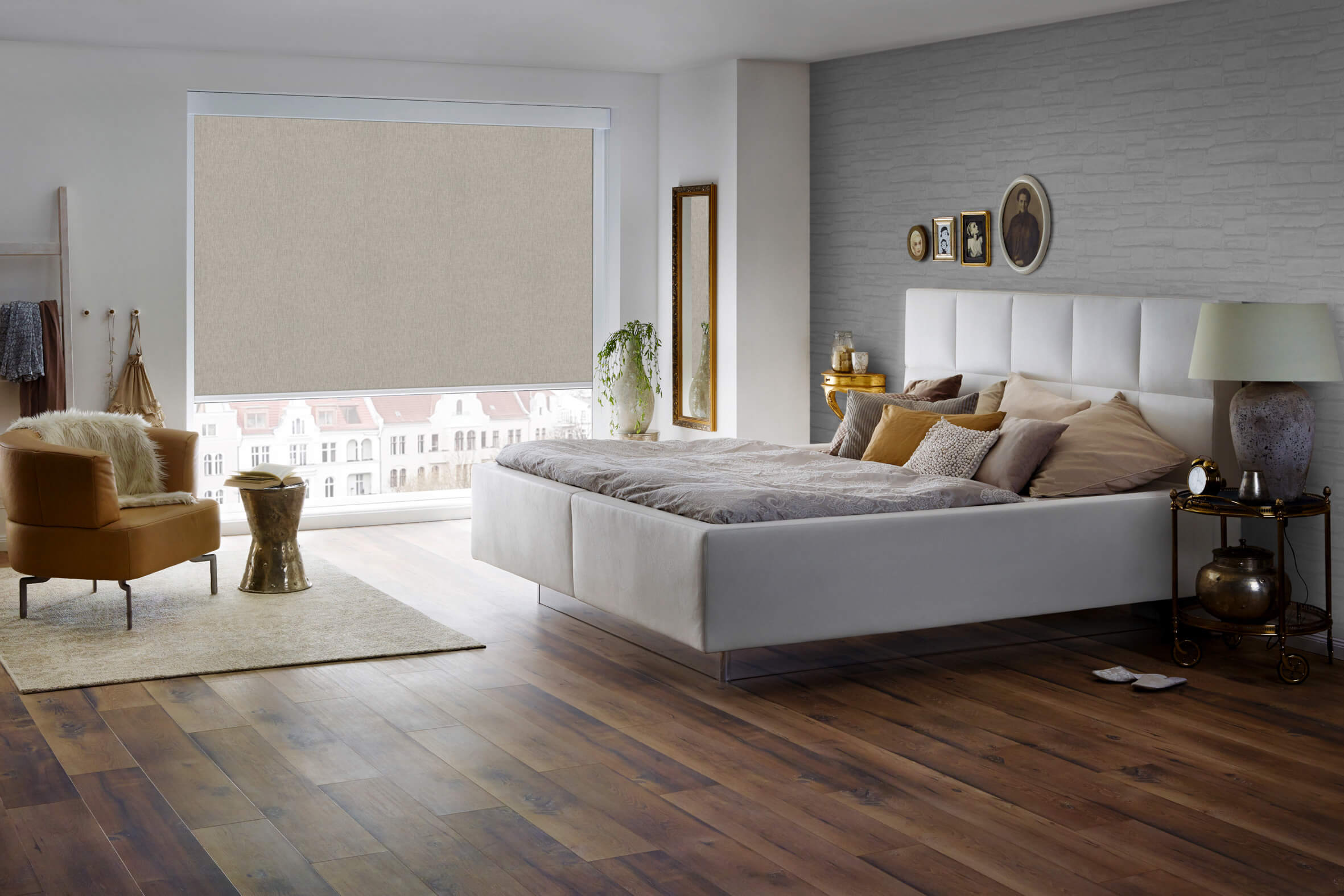 Schlafzimmer mit einem großen Fenster, an dem ein Verdunklungsrollo montiert ist