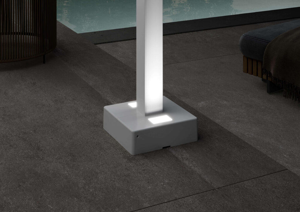 LED Beleuchtung in der Säule einer Pergola Markise
