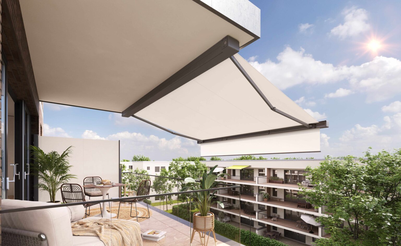 Markise unter einem Balkon montiert. Die Markise ist ausgefahren.